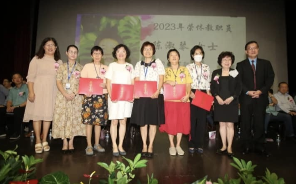 2023年5位退休教师与宽中至达城分校校长郑美珍（左起）丶新山宽柔中学校长黄慧珠丶宽柔基金信托董事邬珉枫丶宽中董事长郑振贤合影。